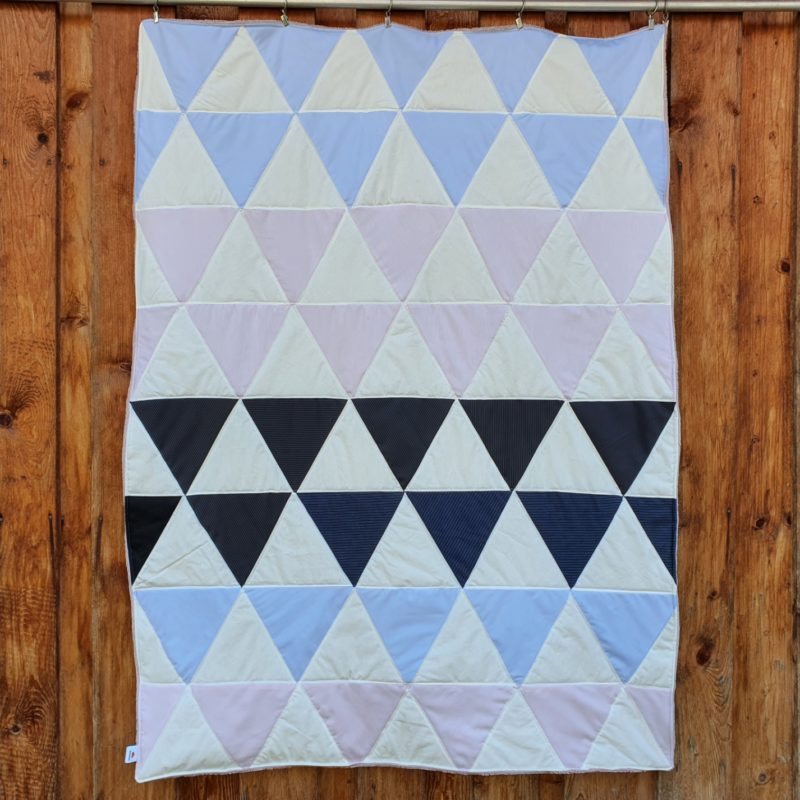 Patchworkdecke aus Herrenhemden aus Dreiecken genäht