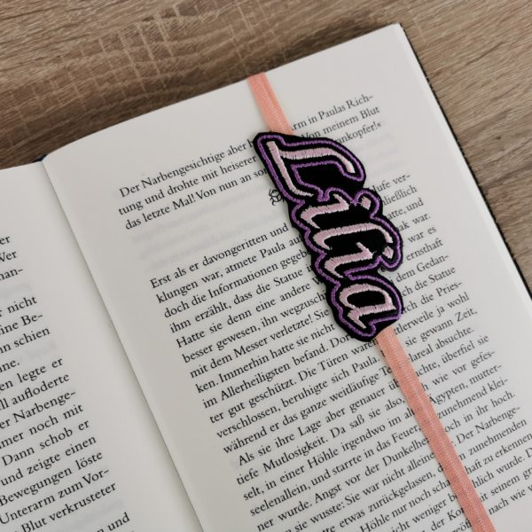 Personalisiertes Lesezeichen gestickt aus einem Wort auf Kunstleder, dehnbar