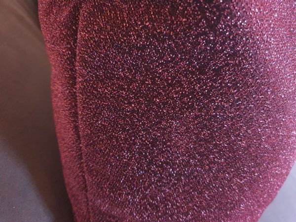 Upcycling: Geschenk gefällt nicht ? Pullover wird zu einem Kissenbezug, rot Glitzer Pulloverkissen UNTOLD, Upcycling, Geschenkter Pullover