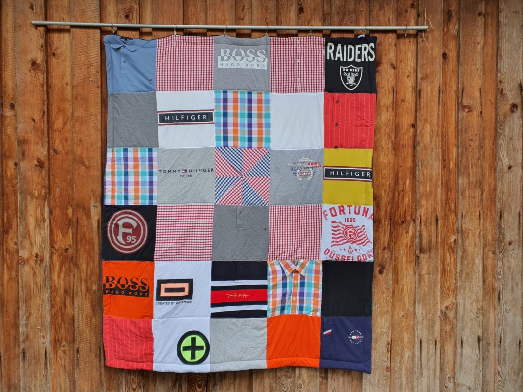 Patchworkdecke aus Kleidung Verstorbener