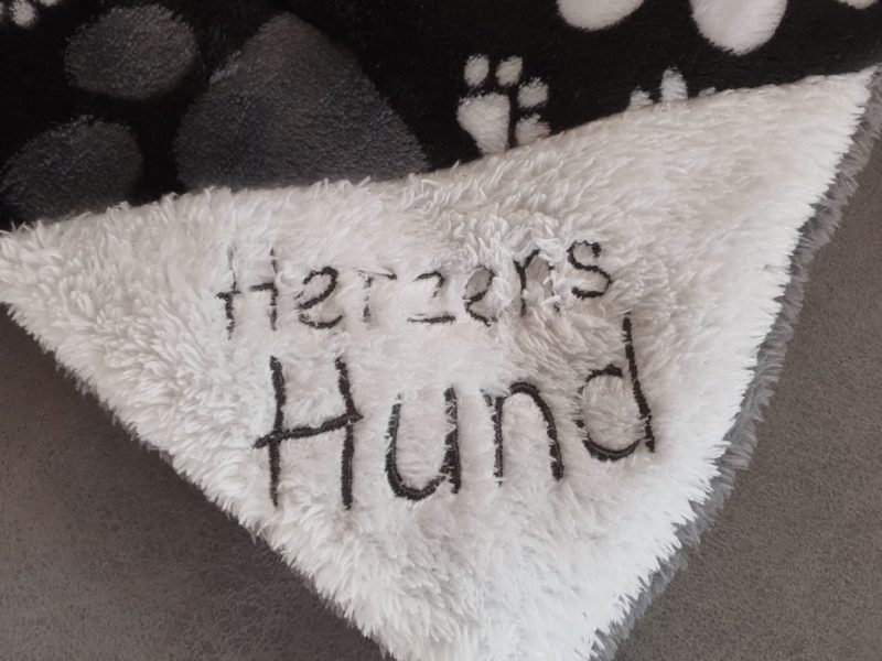 mit Bestickung "Herzenshund"