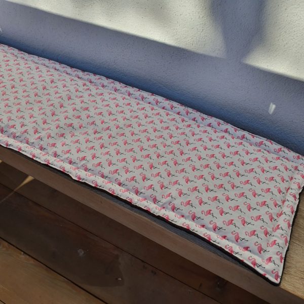 Putzige Bankauflage mit rosa Flamingos auf weiß. Dickes Polster für die Gartenbank oder Küchenbank oder für die Fensterbank als Auflage für die Katzen.