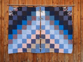Diese #Trauerdecke habe ich *Spiegeldecke* getauft. 2x die gleiche Decke verbunden zu einer großen Kuscheldecke. Jana hat ihren Mann plötzlich verloren und war gerade mit dem 2. Kind schwanger. Ihre Umstandskleidung und seine Kleidung ist zu einer grossen Decke geworden, die sie erstmal nutzen möchte. Später bekommen die 2 Kinder je eine.