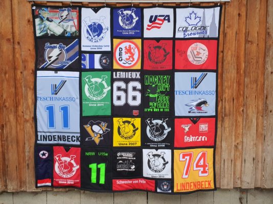 T-Shirtdecke als Erinnerungsdecke aus T-Shirts, Eishockey Trikots, Sport T-Shirts oder anderen T-Shirts. Dies ist eine T-Shirtdecke mit schwarzen Sashings (Rahmen)