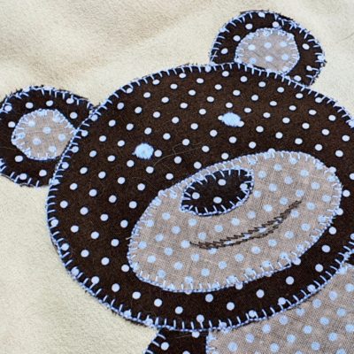 Teddybär - Individuelle Tierapplikation aus Stoff auf einer großen Decke