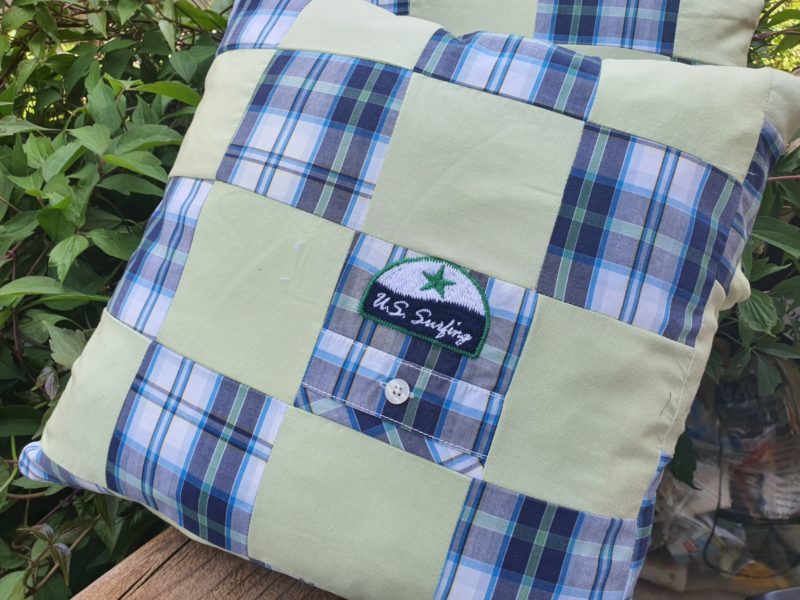Erinnerungskissen in Patchworkarbeit mit 10x10 cm kleinen Quardraten aus Kleidung