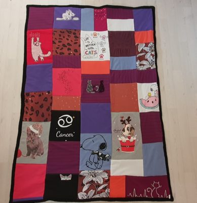 Patchworkdecke für Jörg aus der Kleidung seiner verstorbenen Ehefrau