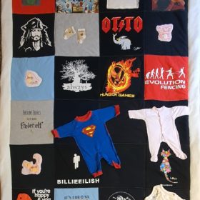 Eine Lebensdecke, Erinnerungsdecke aus Babykleidung und T-Shirts, die viele Phasen in dem bisherigen Leben liebevoll in Erinnerung rufen. Geschenkidee zum 14. Geburtstag