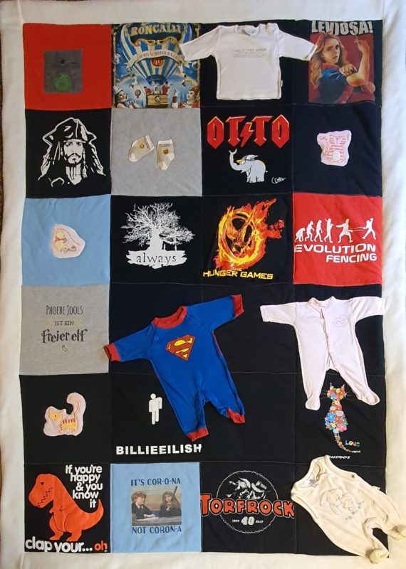 Eine Lebensdecke, Erinnerungsdecke aus Babykleidung und T-Shirts, die viele Phasen in dem bisherigen Leben liebevoll in Erinnerung rufen. Geschenkidee zum 14. Geburtstag