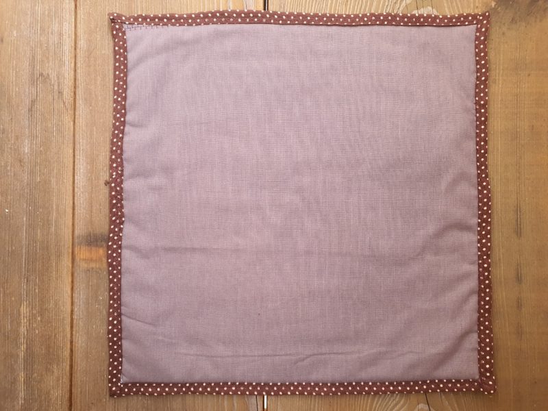 Patchwork Table Topper, Mitteldeckchen aus kleinen Patches genäht in frischem Grün, Orange und Gelbtönen