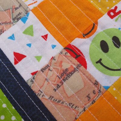 Patchwork Table Topper, Mitteldeckchen aus kleinen Patches genäht in frischem Grün, Orange und Gelbtönen