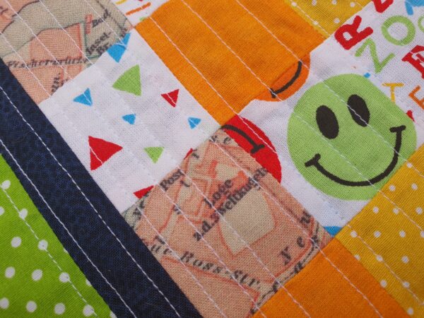 Patchwork Table Topper, Mitteldeckchen aus kleinen Patches genäht in frischem Grün, Orange und Gelbtönen