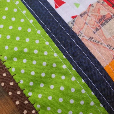 Patchwork Table Topper, Mitteldeckchen aus kleinen Patches genäht in frischem Grün, Orange und Gelbtönen