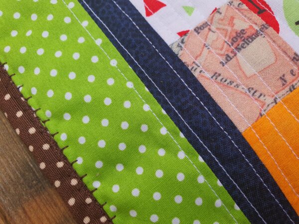 Patchwork Table Topper, Mitteldeckchen aus kleinen Patches genäht in frischem Grün, Orange und Gelbtönen