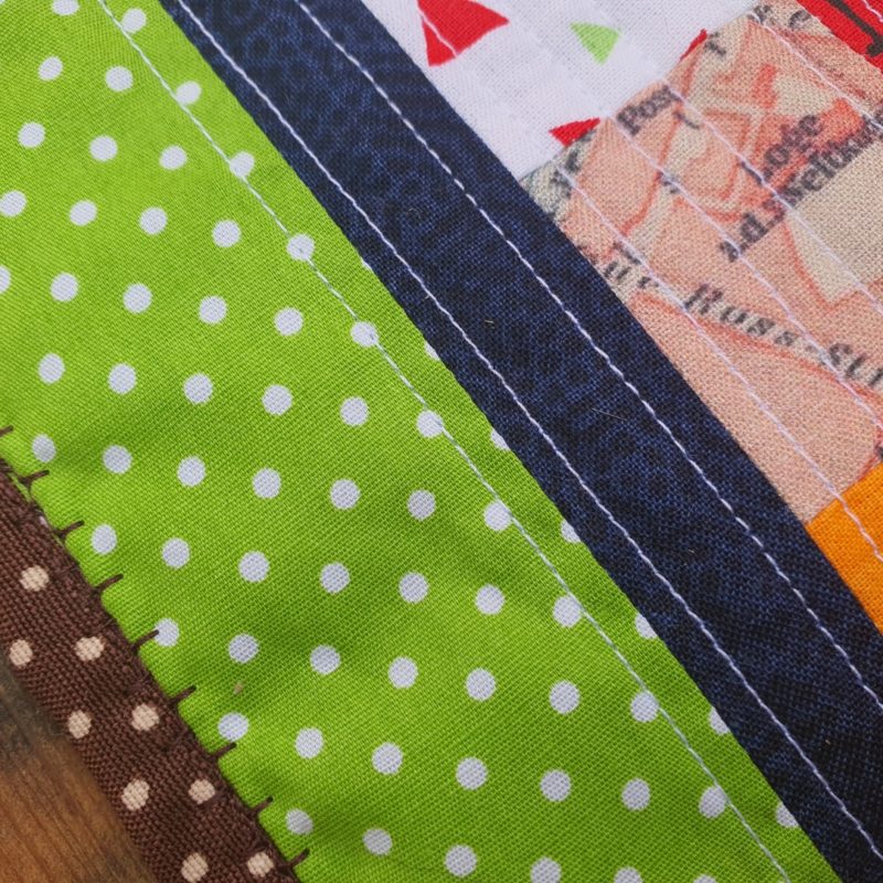 Patchwork Table Topper, Mitteldeckchen aus kleinen Patches genäht in frischem Grün, Orange und Gelbtönen