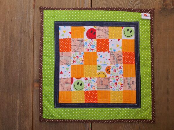 Patchwork Table Topper, Mitteldeckchen aus kleinen Patches genäht in frischem Grün, Orange und Gelbtönen