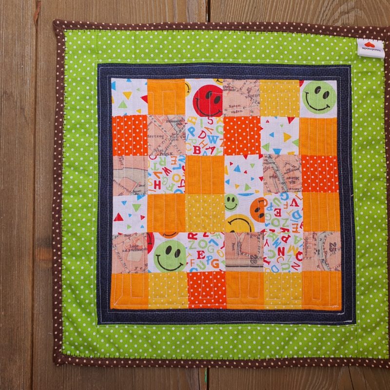 Patchwork Table Topper, Mitteldeckchen aus kleinen Patches genäht in frischem Grün, Orange und Gelbtönen