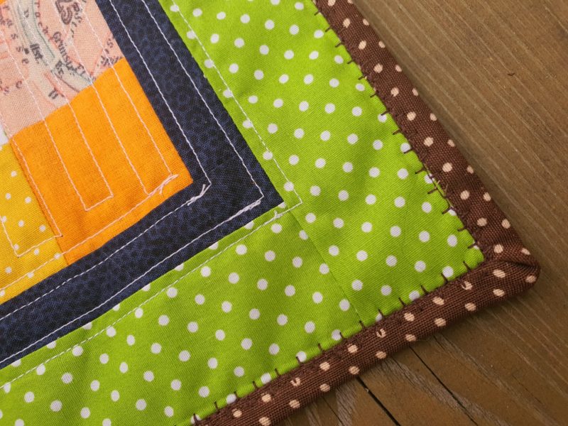 Patchwork Table Topper, Mitteldeckchen aus kleinen Patches genäht in frischem Grün, Orange und Gelbtönen