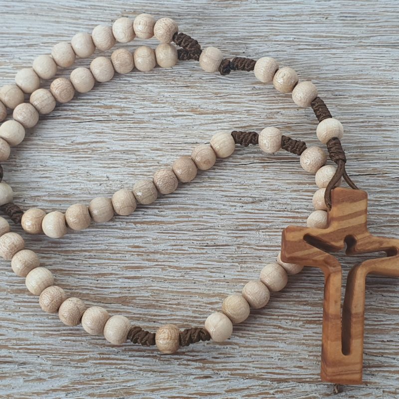 geknüpfter Rosenkranz aus Holzperlen und Kreuzchen aus Olivenholz.