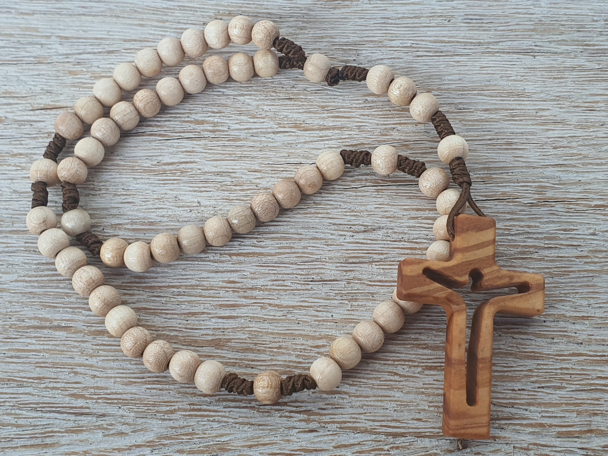 Rosenkranz modern – Jesus im Kreuz Kreuzchen aus Olivenholz (Nr. 9)