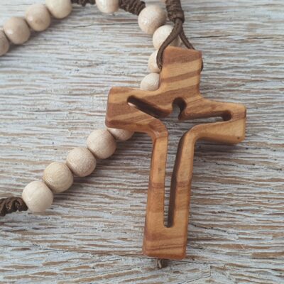 geknüpfter Rosenkranz aus Holzperlen und Kreuzchen aus Olivenholz.