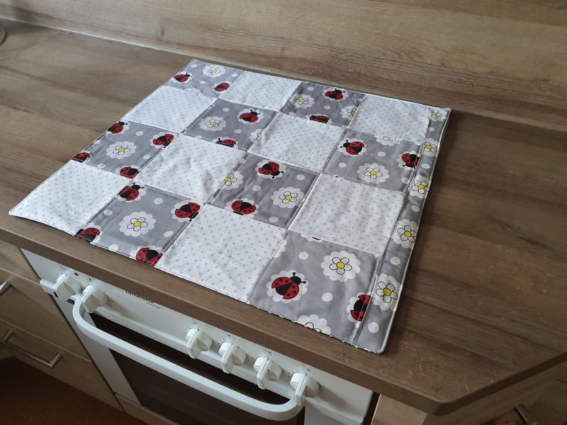 Kockfeldabdeckung aus Stoff in Patchworkarbeit mit Stoffen nach Wunsch