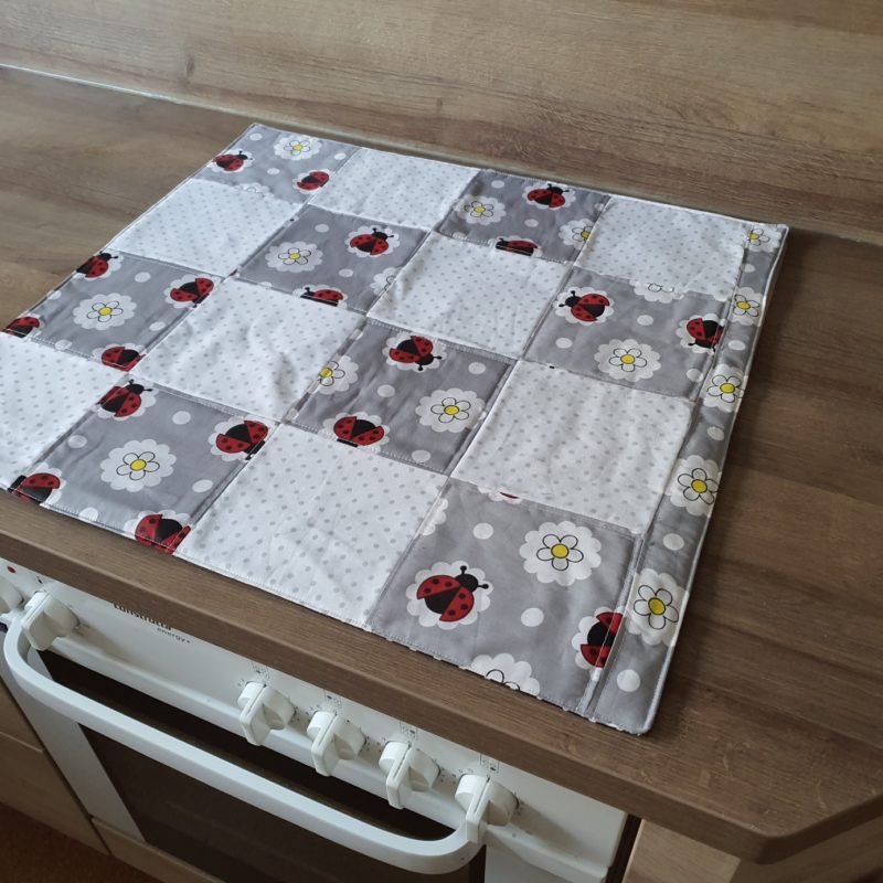 Kockfeldabdeckung aus Stoff in Patchworkarbeit mit Stoffen nach Wunsch
