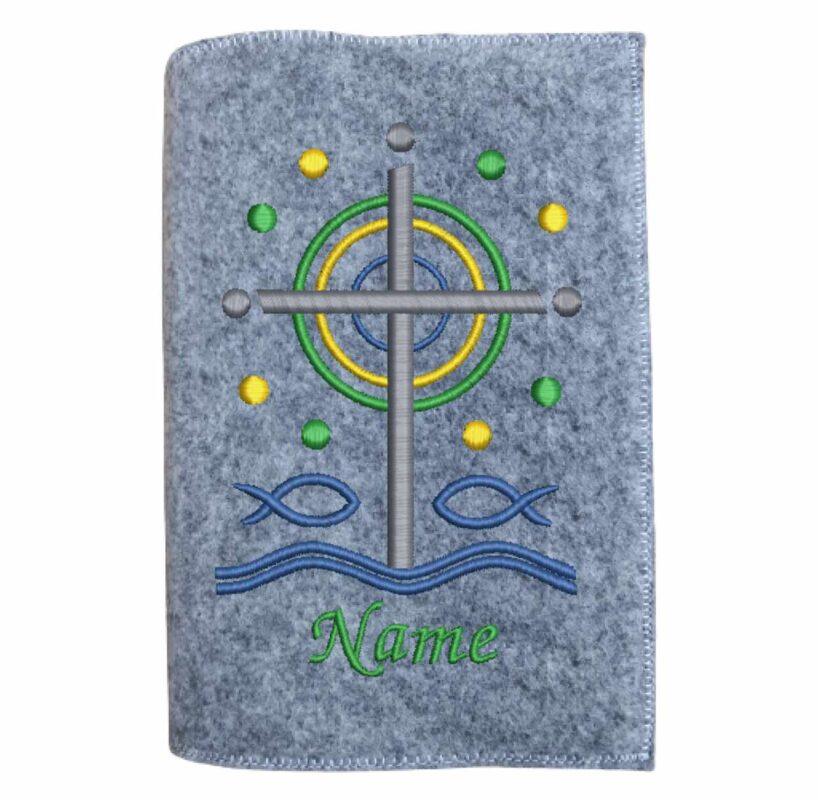 Geschenk zur Erstkommunion - Gotteslobhülle Punktekreuz mit 2 Fischen, Wasser und mit Name bestickt.