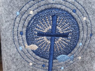 Gotteslobhülle strahlendes Kreuz mit Name. Aus Filz bestickt. Geschenk zur Erstkommunion