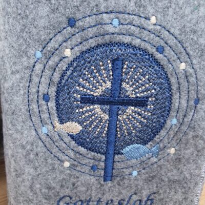 Gotteslobhülle strahlendes Kreuz mit Name. Aus Filz bestickt. Geschenk zur Erstkommunion