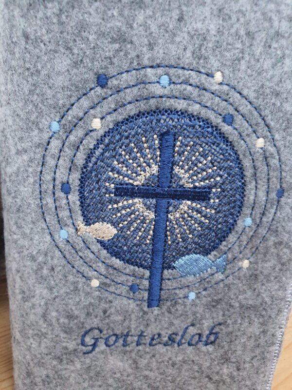 Gotteslobhülle strahlendes Kreuz mit Name. Aus Filz bestickt. Geschenk zur Erstkommunion
