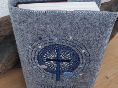 Gotteslobhülle strahlendes Kreuz mit Name. Aus Filz bestickt. Geschenk zur Erstkommunion