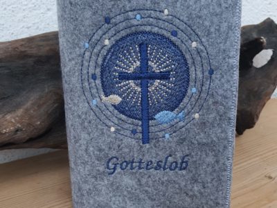Gotteslobhülle strahlendes Kreuz mit Name. Aus Filz bestickt. Geschenk zur Erstkommunion