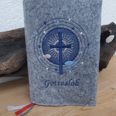 Gotteslobhülle strahlendes Kreuz mit Name. Aus Filz bestickt. Geschenk zur Erstkommunion