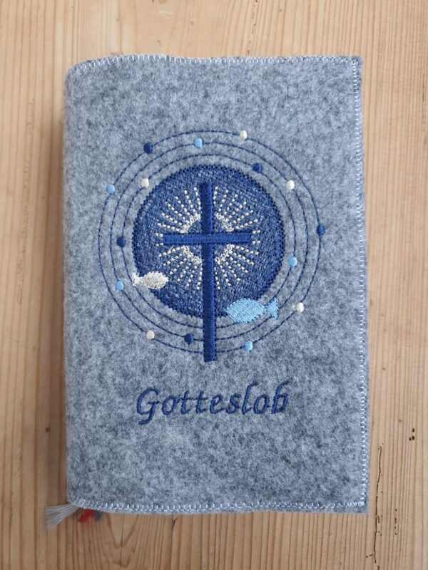 Geschenk zur Erstkommunion - Gotteslobhülle strahlendes Kreuz mit Name. Aus Filz bestickt.
