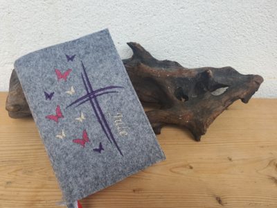 Gotteslobhülle Schmetteringskreuz - Geschenk zur Erstkommunion mit Name. Aus Filz bestickt.