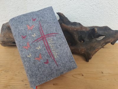 Gotteslobhülle Schmetteringskreuz - Geschenk zur Erstkommunion mit Name. Aus Filz bestickt.