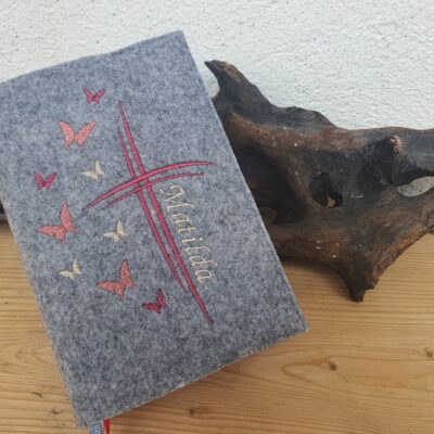 Gotteslobhülle Schmetteringskreuz - Geschenk zur Erstkommunion mit Name. Aus Filz bestickt.