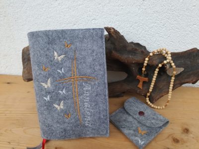 Gotteslobhülle Schmetteringskreuz - Geschenk zur Erstkommunion mit Name. Aus Filz bestickt.