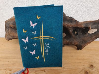 Gotteslobhülle Schmetteringskreuz - Geschenk zur Erstkommunion mit Name. Aus Filz bestickt.