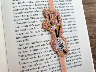 Lesezeichen mit Stickerei Kirschblüte und Gummiband