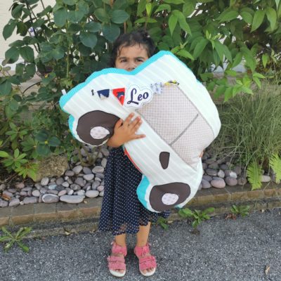 Kissen als Auto. Autokissen für lange Fahrten zum Kuscheln und als Kopfstütze. Mit Name und witziger Girlande ist es ein putziger Hingucker im Auto, Campingwagen oder Camper.
