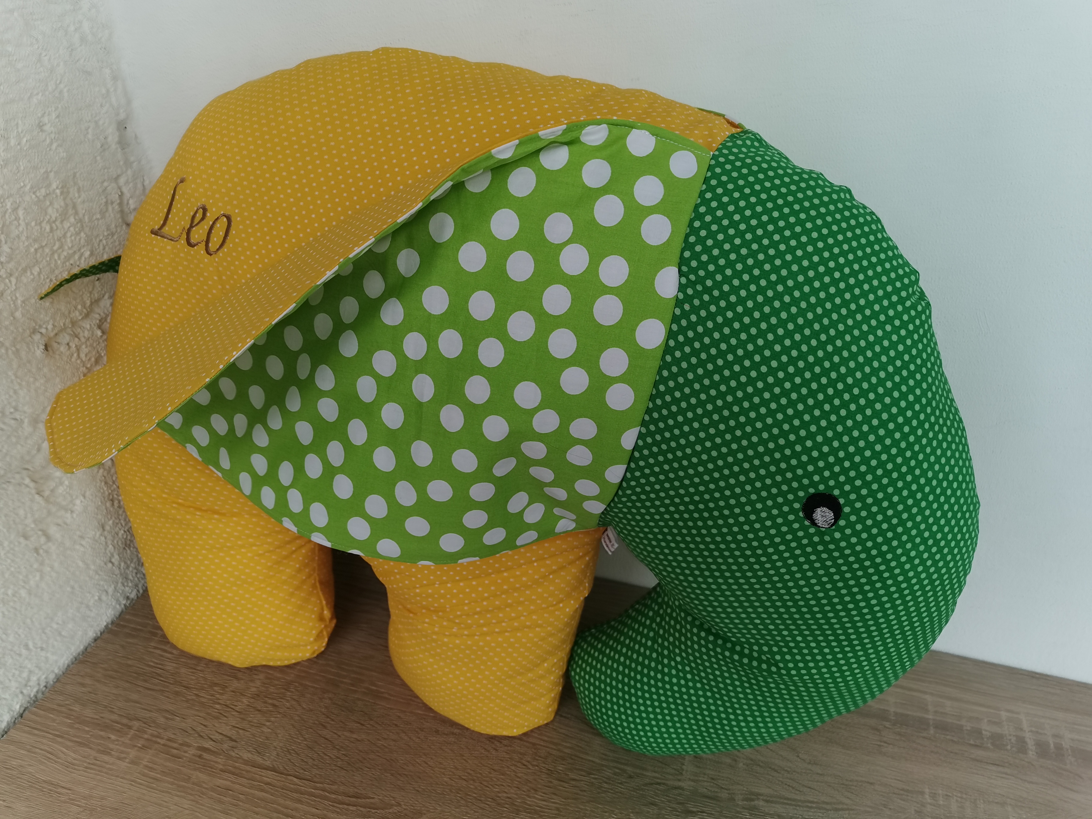 Ein Elefantenkissen als Dekoration, Kissen, Erinnerungskissen genäht aus Baumwollstoffen oder Kleidung von Verstorbenen. Mit Widmung und Name