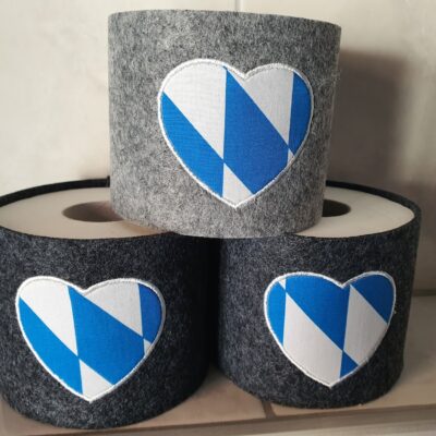 WC Papier Banderole aus Filz mit einem weiß-blauen Rautenmuster in Herzform. Bayernliebe, Bayern