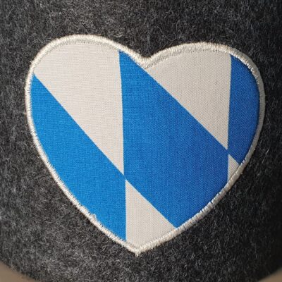 WC Papier Banderole aus Filz mit einem weiß-blauen Rautenmuster in Herzform. Bayernliebe, Bayern