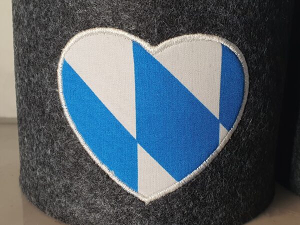 WC Papier Banderole aus Filz mit einem weiß-blauen Rautenmuster in Herzform. Bayernliebe, Bayern