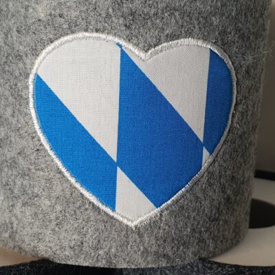 WC Papier Banderole aus Filz mit einem weiß-blauen Rautenmuster in Herzform. Bayernliebe, Bayern