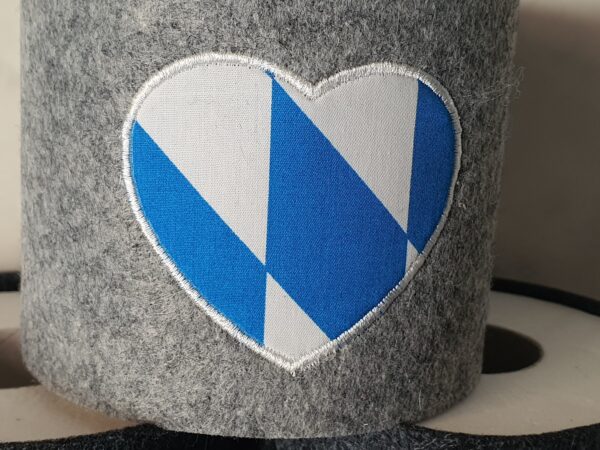 WC Papier Banderole aus Filz mit einem weiß-blauen Rautenmuster in Herzform. Bayernliebe, Bayern