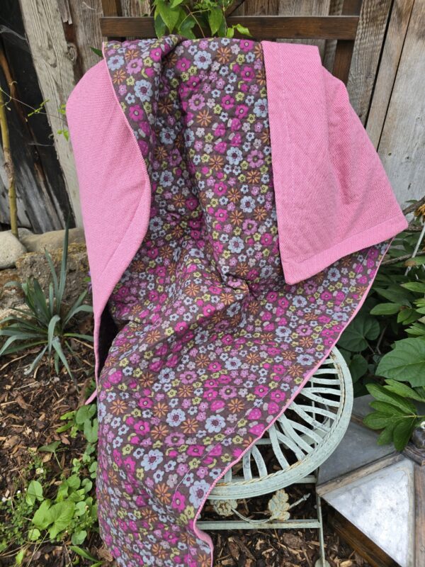 Decke mit Steppstoff lila mit Blumen ca. 135 x 105 cm