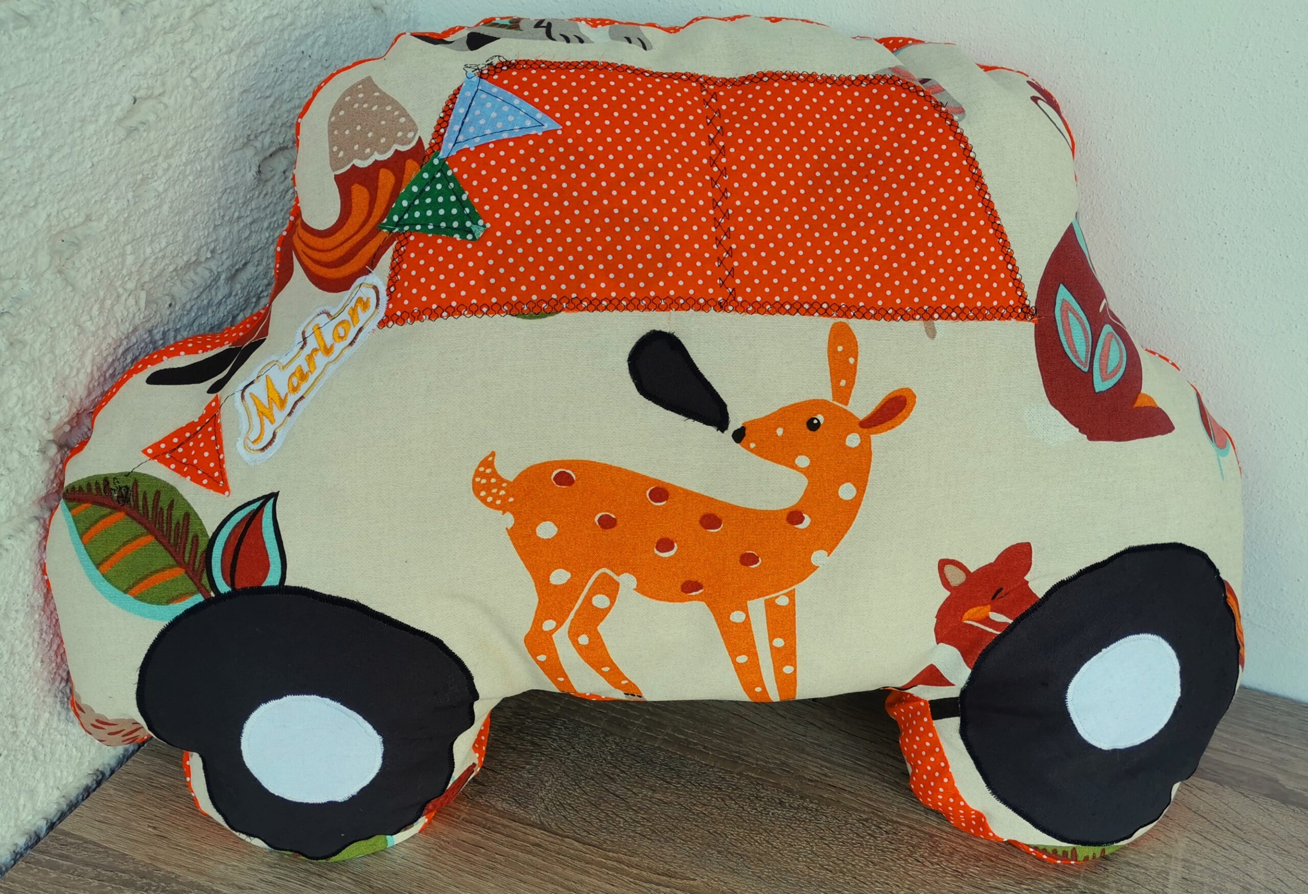 Kuschlkissen in Form eines Autos mit Name, Girlande für Auto, Camper, Campingwagen